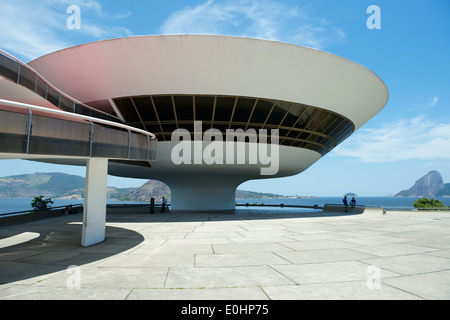 RIO DE JANEIRO, Brasilien - 4. Februar 2014: Die modernistische Niteroi Contemporary Art Museum (MAC) von Oscar Niemeyer mit Skyline. Stockfoto