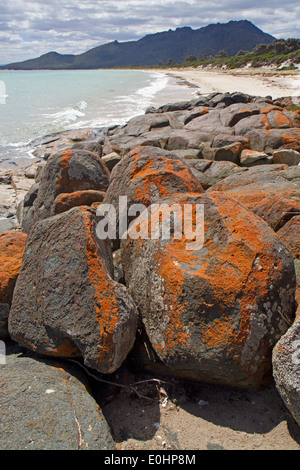 Gefahren-Strand entlang bis zur Bergkette Gefahren, Freycinet National Park anzeigen Stockfoto