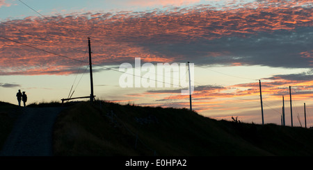 Silhouette von zwei Personen bei Sonnenuntergang, Ferryland, Calvert, Avalon Halbinsel, Neufundland und Labrador, Kanada Stockfoto