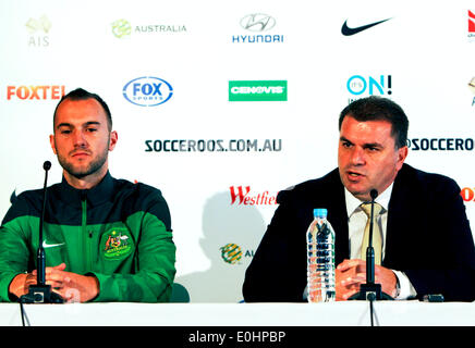 Sydney, Australien. 14. Mai 2014. Australische nationale Fußball-Team-Coach Ange Postecoglou (R) besucht eine Pressekonferenz zur Ankündigung der Liste der 30 Spieler für die kommende FIFA Weltmeisterschaft Brasilien 2014, in Sydney, Australien, 14. Mai 2014. Bildnachweis: Jin Linpeng/Xinhua/Alamy Live-Nachrichten Stockfoto