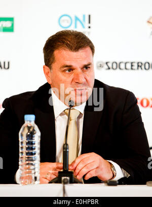 Sydney, Australien. 14. Mai 2014. Australische nationale Fußball-Team-Coach Ange Postecoglou besucht eine Pressekonferenz zur Ankündigung der Liste der 30 Spieler für die kommende FIFA Weltmeisterschaft Brasilien 2014, in Sydney, Australien, 14. Mai 2014. Bildnachweis: Jin Linpeng/Xinhua/Alamy Live-Nachrichten Stockfoto