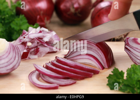 Zubereitung: schneiden Zwiebeln auf einem Brett Küche Stockfoto