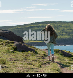 Mädchen zu Fuß an der Küste, Cape Spear, St. John's, Neufundland und Labrador, Kanada Stockfoto