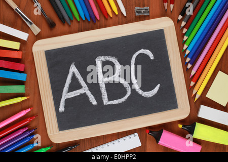 Die Buchstaben ABC auf einer Tafel in der Schule Stockfoto