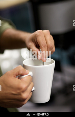 Nahaufnahme der Hände um Kaffeetasse Stockfoto