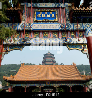 Niedrigen Winkel Ansicht Eingang Palast Halle zerstreuen Wolken Turm buddhistische Räucherstäbchen Langlebigkeit Hill Sommer Palast Haidian Peking China Stockfoto