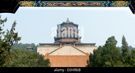 Niedrigen Winkel-Blick auf den Turm der buddhistischen Weihrauch, Longevity Hill, Sommerpalast, Haidian District, Beijing, China Stockfoto