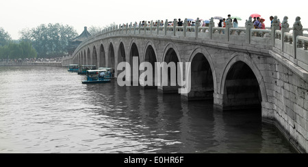 Touristen auf siebzehn-Bogen-Brücke, Kunming See, Sommerpalast, Haidian District, Beijing, China Stockfoto