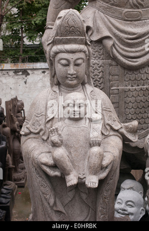 Statuen in Panjiayuan Antiquitätenmarkt, Peking, China Stockfoto