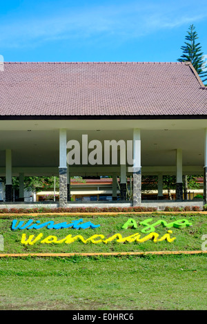 Firma Namensschild auf der Wonosari Tee-Plantage in der Nähe von Malang Ost-Java-Indonesien Stockfoto