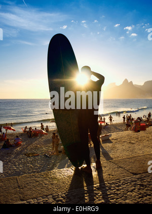 Sonnenuntergang Silhouette des Longboard Surfbrett in Arpoador Ipanema Strand Rio de Janeiro Brasilien Stockfoto