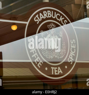 Starbucks anmelden Glasfenster, Pike Place Market, Seattle, Washington State, USA Stockfoto