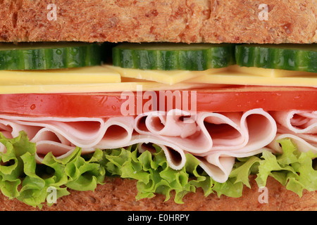 Nahaufnahme eines frischen Sandwiches mit Schinken, Käse, Tomaten, Salat und Gurke Stockfoto