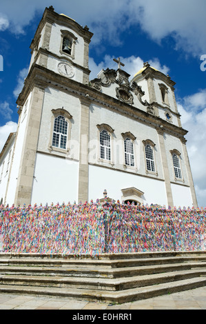 Schritte bis zum bunte Wand der Wunsch Bänder am Eingang der Igreja Nosso Senhor Bonfim da Bahia Kirche Salvador Stockfoto