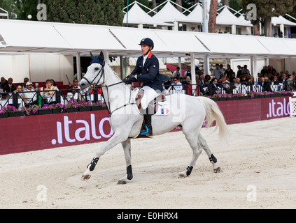 Kevin Staut Frankreichs Reiten Jument Grise im Loro Piana Springreiten Ereignis im Jahr 2013 an Piazza di Siena in Rom Stockfoto