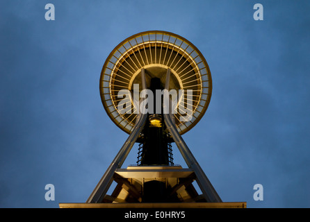 Niedrigen Winkel Ansicht der Space Needle, Seattle Center, Seattle, Washington State, USA Stockfoto