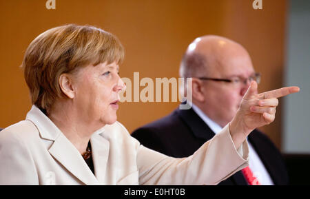 Berlin, Deutschland. 14. Mai 2014. Bundeskanzlerin Angela Merkel und Chef des Stabes der deutschen Kanzlei Peter Altmaier an der wöchentlichen Kabinettssitzung im Kanzleramt in Berlin, Deutschland, 14. Mai 2014 teilnehmen. Foto: KAY NIETFELD/Dpa/Alamy Live News Stockfoto