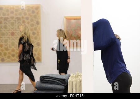Hong Kong, China. 14. Mai 2014. Menschen besuchen die Preview der Art Basel Schau in Hongkong, Südchina, 14. Mai 2014. Die Art Basel Phasen zeigt weltweit führende nomineller und moderne Kunst statt jährlich in Basel, Miami Beach und Hong Kong. © Lui Siu Wai/Xinhua/Alamy Live-Nachrichten Stockfoto