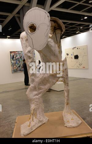 Hong Kong, China. 14. Mai 2014. Menschen besuchen die Preview der Art Basel Schau in Hongkong, Südchina, 14. Mai 2014. Die Art Basel Phasen zeigt weltweit führende nomineller und moderne Kunst statt jährlich in Basel, Miami Beach und Hong Kong. © Lui Siu Wai/Xinhua/Alamy Live-Nachrichten Stockfoto