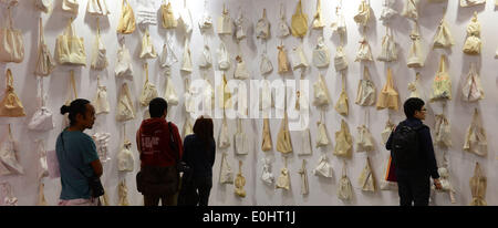 Hong Kong, China. 14. Mai 2014. Menschen besuchen die Preview der Art Basel Schau in Hongkong, Südchina, 14. Mai 2014. Die Art Basel Phasen zeigt weltweit führende nomineller und moderne Kunst statt jährlich in Basel, Miami Beach und Hong Kong. © Lui Siu Wai/Xinhua/Alamy Live-Nachrichten Stockfoto