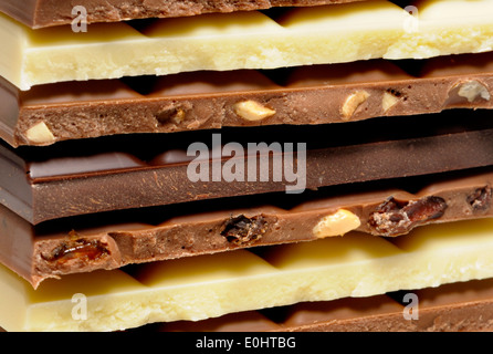 Schokolade - weiß, Milch, dunkel, Frucht und Nuss und Haselnuss-Bars in einem Stapel Stockfoto