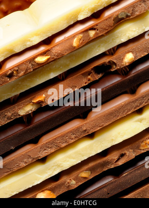 Schokolade - weiß, Milch, dunkel, Frucht und Nuss und Haselnuss-Bars in einem Stapel Stockfoto