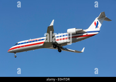 Ein Bombardier CRJ von American Eagle im Endanflug Stockfoto