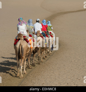 Touristen, Kamelreiten auf berühmte Shan, Dunhuang, Jiuquan, Provinz Gansu, China Stockfoto
