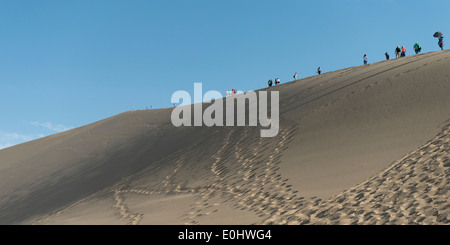 Touristen an berühmte Shan, Dunhuang, Jiuquan, Provinz Gansu, China Stockfoto