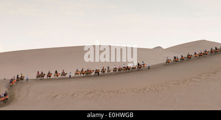 Touristen, Kamelreiten auf berühmte Shan, Dunhuang, Jiuquan, Provinz Gansu, China Stockfoto