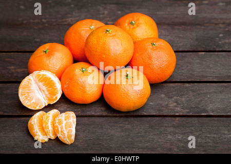 Mandarin-Orangen auf einem Holztisch Stockfoto