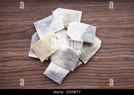 Verschiedene Teebeutel auf einem Holztisch Stockfoto