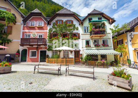 Bunte Häuser Dorfplatz in Hallstatt, Österreich Stockfoto