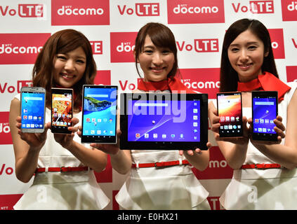 Tokio, Japan. 14. Mai 2014. Modelle zeigen NTT Docomo 2014 Sommer Kollektion mobile Geräte bei einem Start in Tokio am Mittwoch, 14. Mai 2014. Die Geräte sind aus Lett: Südkoreas Galaxie; ARROS NX von Japans Fujitsu, Sharp AQUOS PAD; Xperia Z2 Tablet von Sony; AQUOS ZETA, ein Android-Smartphone von Sharp und Sony Smartphone Xperia Z2. Bildnachweis: Natsuki Sakai/AFLO/Alamy Live-Nachrichten Stockfoto