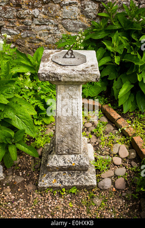 Eine Sonnenuhr in einem Garten, Devon, England Stockfoto