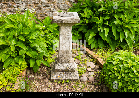 Eine Sonnenuhr in einem Garten, Devon, England Stockfoto