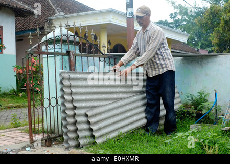 lokale Arbeiter Umgang mit Asbestplatten noch im allgemeinen Gebrauch während der Bauphase in Indonesien Stockfoto