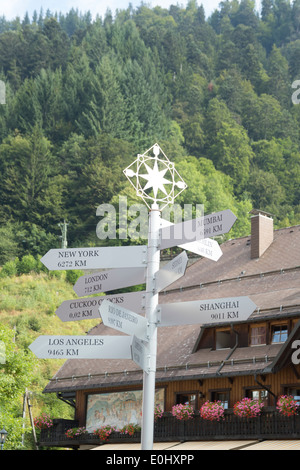 Wegweiser im Dorf Schwarzwald Deutschland Stockfoto