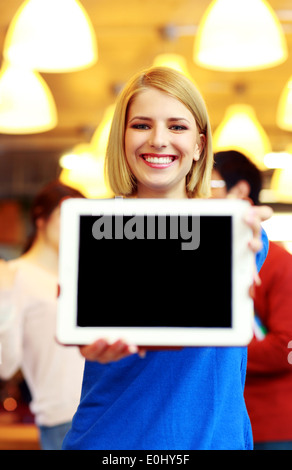 Lächelnde Student zeigt Tablet-Computer-Bildschirm Stockfoto