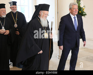 Berlin, Deutschland. 14. Mai 2014. Das höchste geistliche Oberhaupt der orthodoxen Christen, Ökumenischer Patriarch von Konstantinopel, Bartholomäus erhielt ich (C), ist durch deutsche Präsident Joachim Gauck (L) am Schloss Bellevue in Berlin, Deutschland, 14. Mai 2014. Foto: STEPHANIE PILICK/Dpa/Alamy Live News Stockfoto