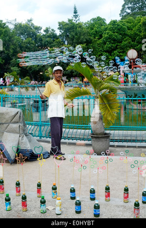 lokale Anbieter mit Blase machen Kits für den Verkauf in einem Park in zentralen Malang-Indonesien Stockfoto