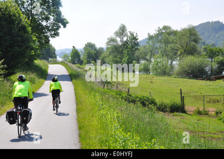 Zwei Radfahrer fahren auf einem Radweg neben der Donau östlich von Deggendorf, Bayern, Deutschland Stockfoto