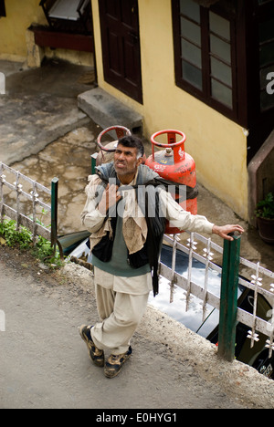 Porter mit Gasflaschen Stockfoto