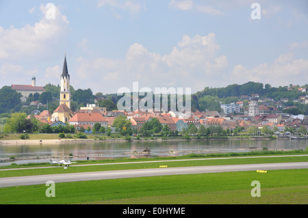 Ein kleines Flugzeug Landung auf einem Flughafen neben der Donau am Vilshhofen der Donau, Bayern, Deutschland. Stockfoto