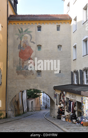 Eine Straße unter einem Gebäude mit einem Wandbild gemalt, Passau, Deutschland. Stockfoto