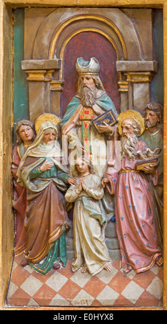 Trnava - Präsentation der Jungfrau Mari im Tempel geschnitzten Relief aus Seitenaltar in der Jesuiten-Kirche von 19. Jhdt. Stockfoto