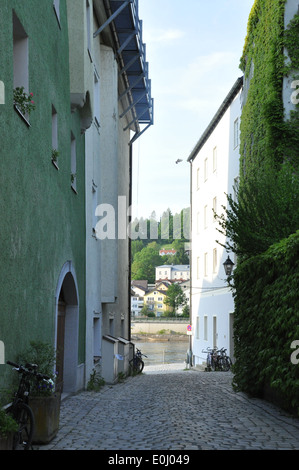 Schmalen gepflasterten Straße in Passau, Deutschland. Stockfoto