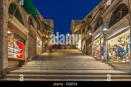 Venedig, Italien - 11. März 2014: Ponte Rialto mit die Sops in Abenddämmerung Stockfoto