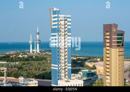 Kuwait-Stadt, Wohngebäude und die Kuwait Towers Stockfoto
