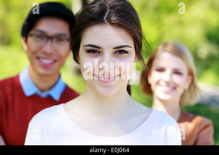 Glückliche Gruppe von Studenten im park Stockfoto